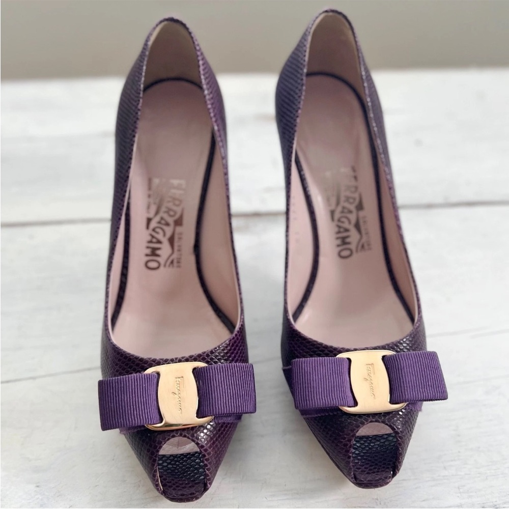 Salvatore Ferragamo Gilia Peep Toe Snake Embossed Bow Heel Size 7 Purple Gold - Picture 4 of 15